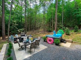 Waterfront A-Frame Cabin w Hot Tub, Outdoor Kitchen, Firepit Near Hiking & ATV Trails - 10 mins to Helen, GA, Hotel in Sautee Nacoochee