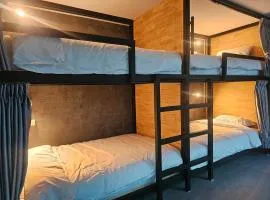บ้านรังนก The Bird Nest Homestay & Coffeeshop、サムットプラーカーンのホステル