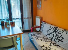 Bilocale Garzella 1, hotel v destinaci Cascina