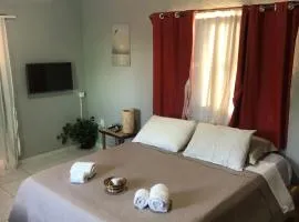 Casa Privativa Aconchegante em Arraial d'Ajuda - 1 Quarto com 2 camas, Cozinha e Banheiro