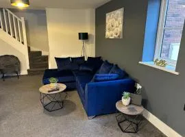 Maple House - 2 Bed House with free parking in town by ShortStays4U