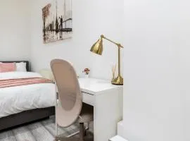 Deluxe studio Apartments - City Airport & Excel Ideal for Long stay