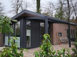 Knus Chalet met boszicht op Vakantiepark Bonte Vlucht - vlak bij Utrechtse Heuvelrug โรงแรมในดอร์น