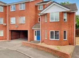 Comfy 2-bedroom Flat with Private Parking