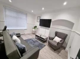 Modern 2 bedroom house in Greater London - Private Garden, Free Wifi and Parking