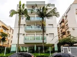 Apto na Enseada excelente localização, 500m da Praia, Garagem, Ar Condicionado Portaria 24 horas