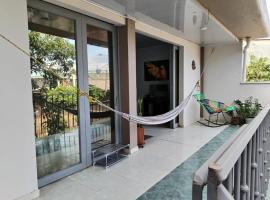 Casa La Ceiba，瓜維亞雷河畔聖何塞的有停車位的飯店