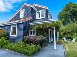Black Cottage - Beautiful Central Cottage for Two