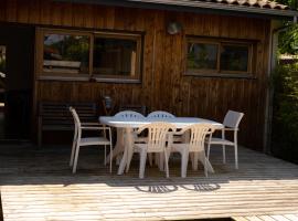 Appartement 2 chambres, terrasse bois indépendante, accès piscine privée, hotel en Arès