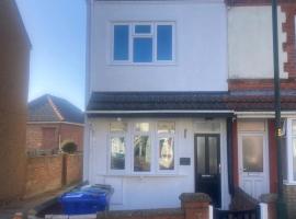 White Sands, NEWLY renovated central 2 bed house near Cleethorpes beach and all amenities, hotel v destinaci Cleethorpes