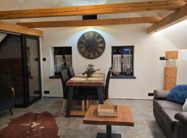 Podkrovní stylový mezonetový apartmán, hotel v destinaci Kunratice