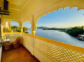 Vallabhgarh A lake facing balcony, hotel v destinaci Udajpur