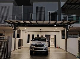 dotMy Homestay Kluang 15 pax - NETFLIX - WiFi - Autogate - 4 Rooms - 4 Bathrooms, hotel en Keluang