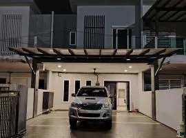 dotMy Homestay Kluang 15 pax - NETFLIX - WiFi - Autogate - 4 Rooms - 4 Bathrooms