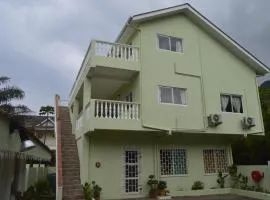 Chez Payet Airport Guesthouse、にあるSeychelles International Airport - SEZの周辺ホテル