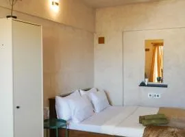 Room Dusk Pvt studio w Balcony and Wifi