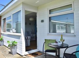 46 Hectors, Sunbeach, Scratby - Two bed chalet, sleeps 4, pet friendly, free Wi-Fi, free entry to onsite clubhouse and bed linen and towels included, hotel in Great Yarmouth