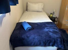 true and fruitful vine by Everton and Liverpool footy club, hotel na praia em Liverpool