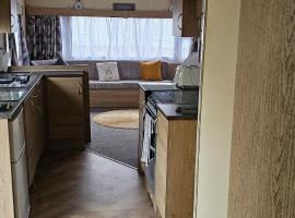 Bittern 22, Parkdean, California Cliffs, Scratby, sleeps 6, free wi-fi, bedding and towels included, 5 mins from beach, hotel in Great Yarmouth