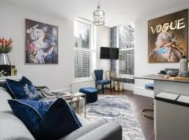 Rare Find - Gated 2 bed apt, close to Parks, secure carpark sleeps 4