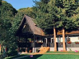 Căsuța cu doi brazi، فندق في بايا ماري