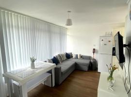 Beautiful 2 Bedroom Chalet 22 Cordova, Selsey, cabin in Selsey