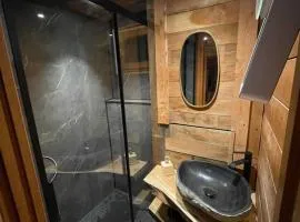 Chalet terrain clôturé, bien placé, 2 chambres