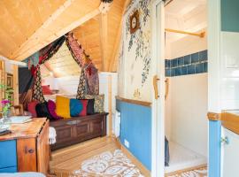 Ophrys ha Melenig, cabin in Plouhinec