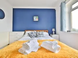 Modern 4 Bed Contractor Stay in Swansea TV in Every Room and Parking