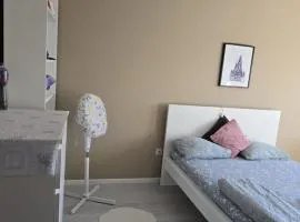 Quarto familiar com cama de casal apenas para casais e raparigas Não há homens solteiro Family room with double bed for couples and girls only No individual men allows