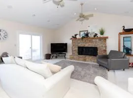 4 Bedroom Lakefront Home with Private Beach on Cedar Point Chaussee