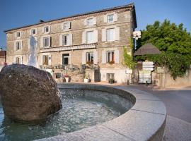 Hotel Restaurant Le Sully、Saint-Saud-Lacoussièreのホテル