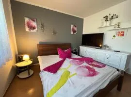 Schönes Haus mit 3 Zimmern Küche Bad & Wohnzimmer 2 Parkplätze