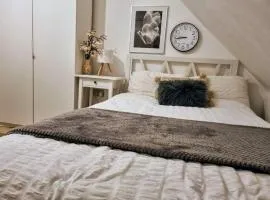 Loft Flat, near Hampton Court Palace, Free Parking