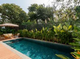 La Zorita, Luxurious 3 BHK with Private Pool, 10 mins from Anjuna Beach, Kitchen, Security, Terrace, Patio & Wifi, Villa in Anjuna