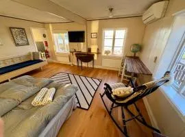 Remarkable Harbour View Cabin.、エストハンマルのシャレー