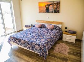 Cosy & Central Penthouse in Victoria, khách sạn ở Victoria