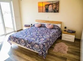 Cosy & Central Penthouse in Victoria