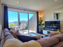 Cascades 15 - Amazing Lake Views l Spa Bath l Split Level Apt l Central Location l Wi-Fi