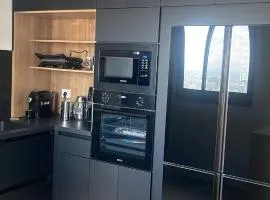 The Luxury Golden Gate Apartment, Akka