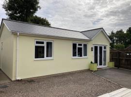 Ty Bach Melyn, car parking and private courtyard, hotel in Bridgend