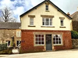 Dog Friendly 4-Bedroom Cottage in Quaint Village