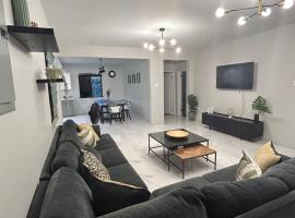 5 Bedroom Villa Gated Community, hotel v destinaci The Rock