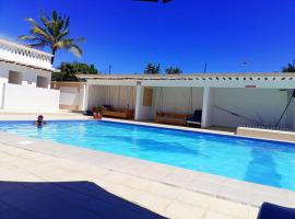 Becky Homes Diani Beach- 4BR with AC and Swimming Pool, hotel v mestu Diani Beach