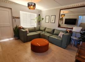 3 Bedroom Beach House with Ocean Views Across the Road from the Beach, casa de campo em Bloubergstrand