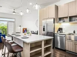 Opulent Retreat 1BR 1 Bath Pool and Golf Sim