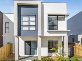 Modern Elegance Near Lakes Train Parks and Beaches, hotel in North Lakes