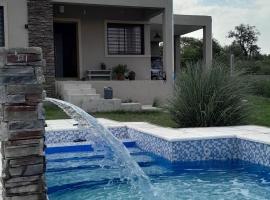 2 Dormitorios y pileta, hotel in Villa Anizacate