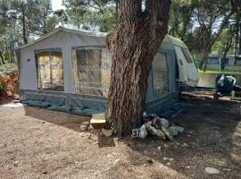 Caravan near the sea 4, ξενώνας σε Ugljan