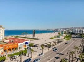Oceanview Apartment with Stunning City View